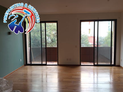 Inspección de muro con manchas y problemas de humedad después de pintar