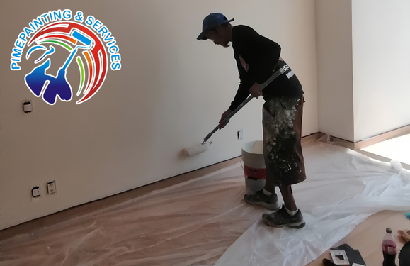 Profesional midiendo y calculando el área de pared para proyecto de pintura