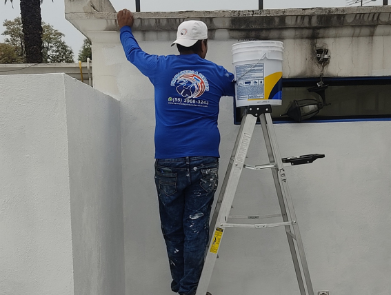 Pintores de exteriores CDMX realizando trabajos en fachadas y muros exteriores