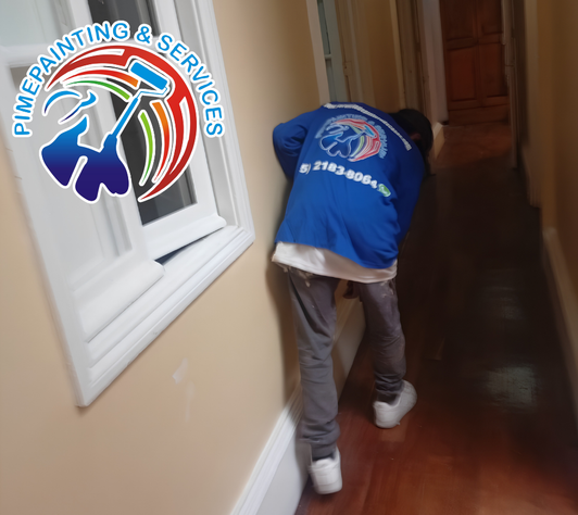 Inspección de paredes antes de contratar servicios de pintura de casas