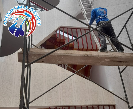 Aplicación profesional de pintura en piedra decorativa